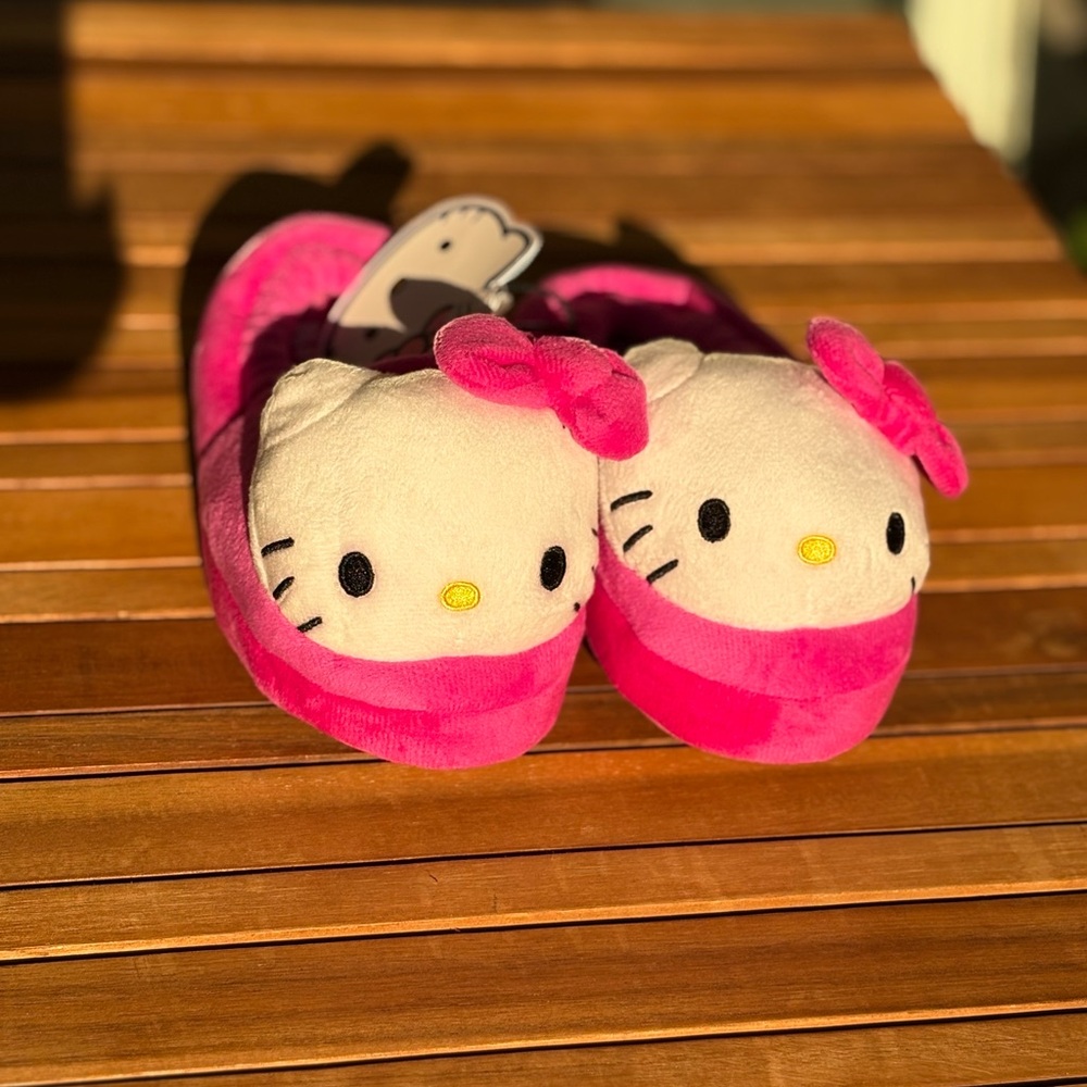 NWT 9/10 toddler Pink Hello Kitty Plush Slides